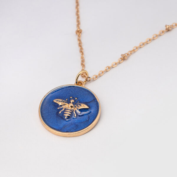 Collar Bee